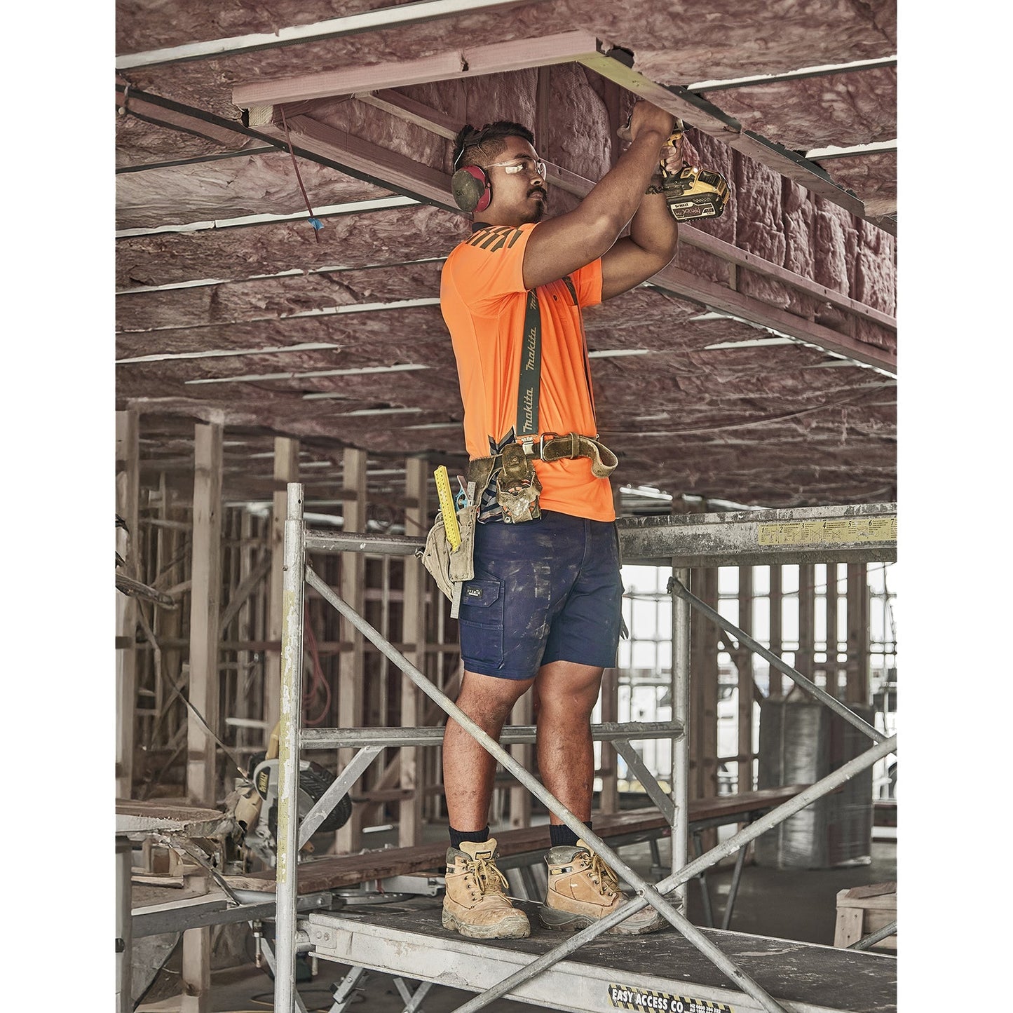 Men's Essential Stretch Cargo Short in Navy