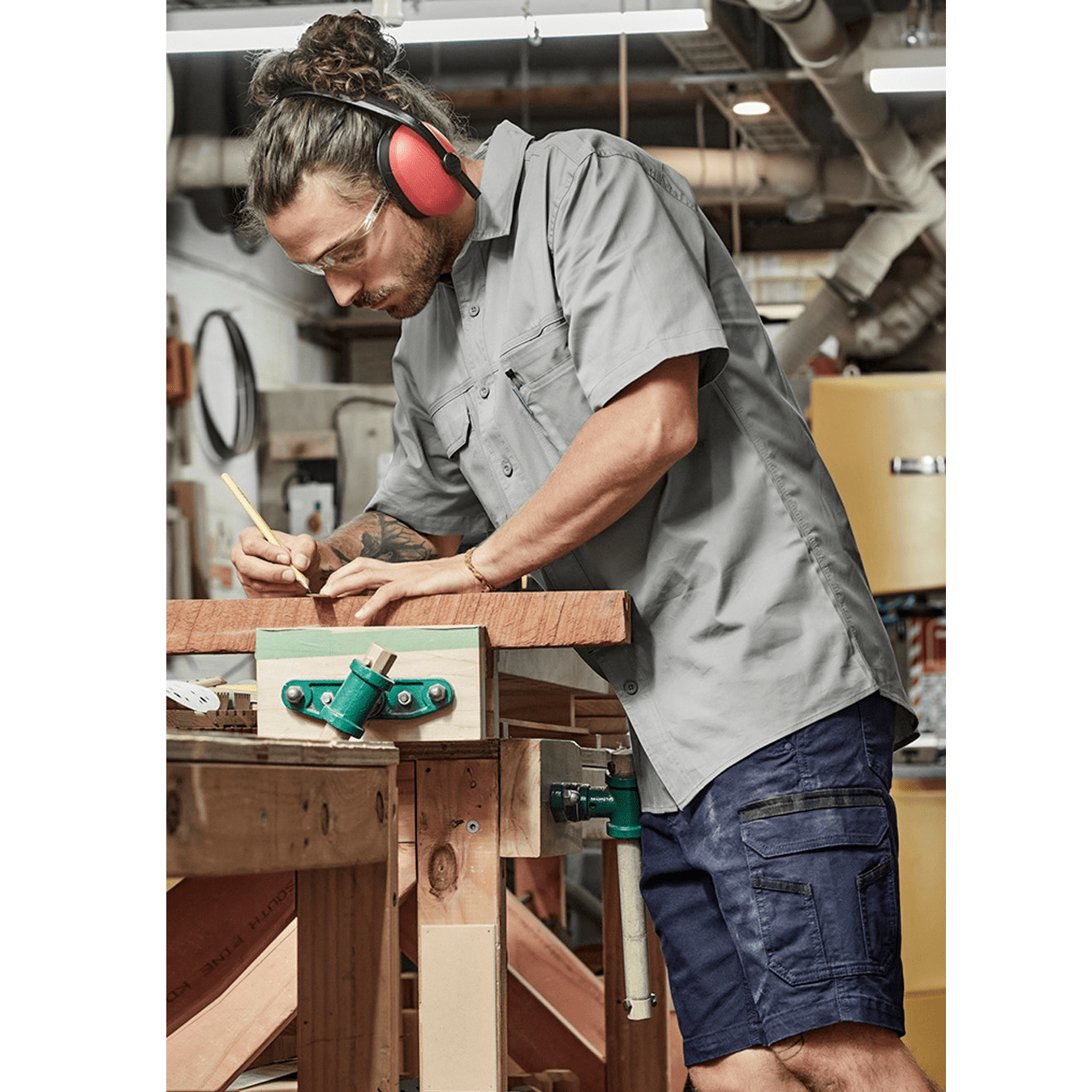 Syzmik Men's Lightweight Tradie Short Sleeve Shirt in Black